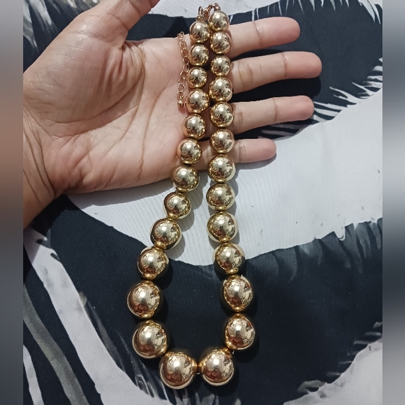 Women Gold Fashion Balls Necklace - Picture 4 of 5